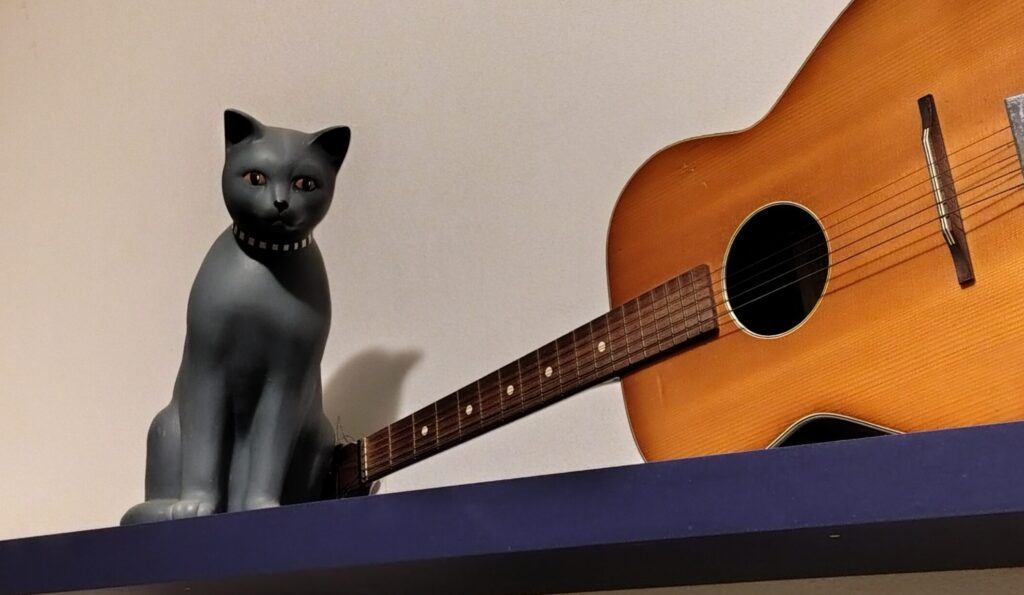 Gatto di ceramica grigio per articolo sugli attacchi di panico - Psicoterapia Breve Strategica Rimini